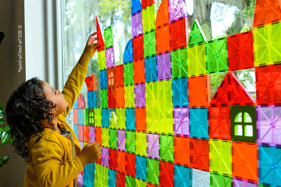 小朋友在玩磁力片激發創意